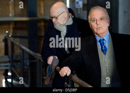 Direktor des Berlin State Opera Jürgen Flimm und Dirigent und Pianist Daniel Barenboim steht auf der Baustelle der Staatsoper und der Zukunft Musik Mitte des West-Eastern Divan Orchestra in Berlin, Deutschland, 13. November 2012. Die Pläne für die neue Musik-Akademie wurden auf einer Pressekonferenz danach diskutiert.  Foto: ROBERT SCHLESINGER Stockfoto