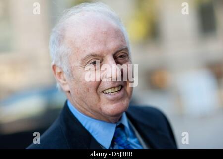 Dirigent und Pianist Daniel Barenboim steht auf der Baustelle der Staatsoper und dem zukünftigen Music Center des West-Eastern Divan Orchestra in Berlin, Deutschland, 13. November 2012. Barenboim feiert seinen 70. Geburtstag am 15. November 2012. Foto: ROBERT SCHLESINGER Stockfoto