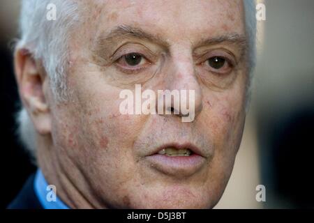 Dirigent und Pianist Daniel Barenboim steht auf der Baustelle der Staatsoper und dem zukünftigen Music Center des West-Eastern Divan Orchestra in Berlin, Deutschland, 13. November 2012. Barenboim feiert seinen 70. Geburtstag am 15. November 2012. Foto: ROBERT SCHLESINGER Stockfoto