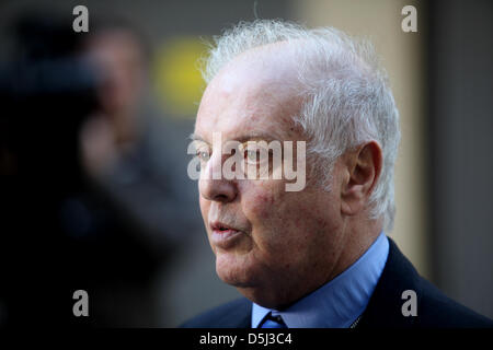 Dirigent und Pianist Daniel Barenboim steht auf der Baustelle der Staatsoper und dem zukünftigen Music Center des West-Eastern Divan Orchestra in Berlin, Deutschland, 13. November 2012. Barenboim feiert seinen 70. Geburtstag am 15. November 2012. Foto: Jana Ritchie Stockfoto