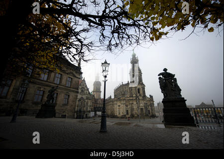 Die Hausmann-Turm (L) und der katholischen Kirche des sächsischen Royal sind in Dresden, Deutschland, 13. November 2012 abgebildet. Foto: Arno Burgi Stockfoto