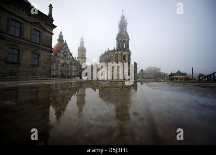 Die Hausmann-Turm (L) und der katholischen Kirche des sächsischen Royal sind in Dresden, Deutschland, 13. November 2012 abgebildet. Foto: Arno Burgi Stockfoto