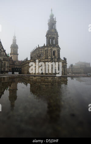 Die Hausmann-Turm (L) und der katholischen Kirche des sächsischen Royal sind in Dresden, Deutschland, 13. November 2012 abgebildet. Foto: Arno Burgi Stockfoto