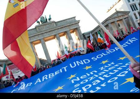 Demonstranten vor dem Brandenburger Tor in Berlin, Gewrmany, 14. November 2012 unter Beweis stellen. Die Bund der Deutschen Gewerkschaftsbund (DGB) Berlin-Brandenburg hatte den Protest der europäischen Aktionstag unter dem Motto "Arbeit und Solidarität - nicht für die soziale Spaltung Europas!" aufgerufen. Foto: MAURIZIO GAMBARINI Stockfoto