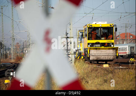 Schienenfahrzeug mit Schneeräumung Ausrüstung wird in Berlin, Deutschland, 14. November 2012 präsentiert. Deutsche Bahn AG Deutsche Bahn Ag bereitet sich bereits für den Winter. 11 neue Schnee-Clearing-Fahrzeuge wurden angeschafft und 36 Einrichtungen schnell auftauen Züge wurden in den Standbymodus versetzen. Foto: Maurizio Gambarini Stockfoto