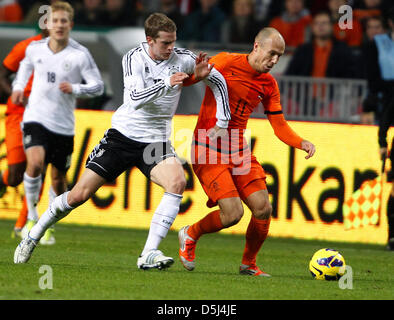 Deutschlands Lars Bender (l) wetteifert um den Ball mit niederländischen Arjen Robben während der internationalen Freundschaftsspiel zwischen den Niederlanden und Deutschland in der Amsterdam Arena in Amsterdam, Niederlande, 14. November 2012. Foto: Roland Weihrauch/dpa Stockfoto