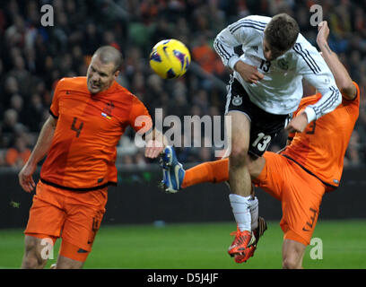 Deutschlands Thomas Mueller (R) wetteifert um den Ball mit niederländischen Ron Vlar (L) während der internationalen Freundschaftsspiel zwischen den Niederlanden und Deutschland in der Amsterdam Arena in Amsterdam, Niederlande, 14. November 2012. Foto: Federico Gambarini/Dpa +++(c) Dpa - Bildfunk +++ Stockfoto