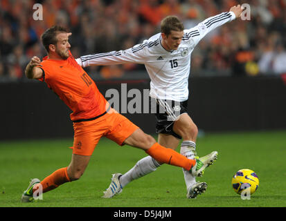 Deutschlands Lars Bender (R) wetteifert um den Ball mit Netherland es Rafael van der Vaart während das internationale Freundschaftsspiel zwischen den Niederlanden und Deutschland in der Amsterdam Arena in Amsterdam, Niederlande, 14. November 2012. Foto: Federico Gambarini/Dpa +++(c) Dpa - Bildfunk +++ Stockfoto