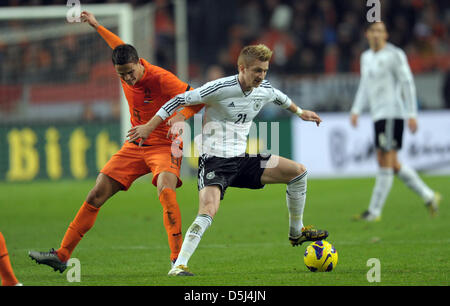 Deutschlands Marco Reus (r) wetteifert um den Ball mit Netherland es Ibrahim Afellay während der internationalen Freundschaftsspiel zwischen den Niederlanden und Deutschland in der Amsterdam Arena in Amsterdam, Niederlande, 14. November 2012. Foto: Federico Gambarini/Dpa +++(c) Dpa - Bildfunk +++ Stockfoto