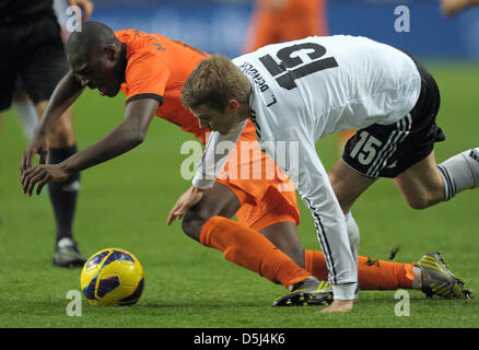 Deutschlands Lars Bender (R) wetteifert um den Ball mit den Niederlanden Bruno Martins Indi während der internationalen Freundschaftsspiel zwischen den Niederlanden und Deutschland in der Amsterdam Arena in Amsterdam, Niederlande, 14. November 2012. Foto: Federico Gambarini/Dpa +++(c) Dpa - Bildfunk +++ Stockfoto