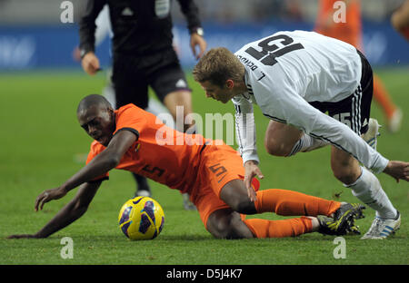 Deutschlands Lars Bender (R) wetteifert um den Ball mit den Niederlanden Bruno Martins Indi während der internationalen Freundschaftsspiel zwischen den Niederlanden und Deutschland in der Amsterdam Arena in Amsterdam, Niederlande, 14. November 2012. Foto: Federico Gambarini/dpa Stockfoto