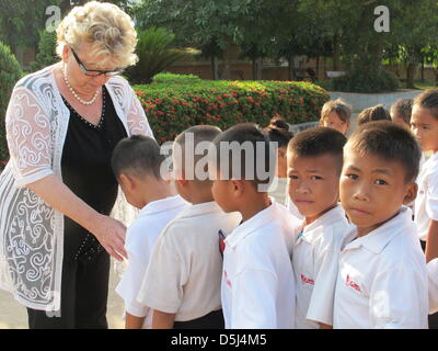 Gerlinde Engel abgebildet ist mit ihren Schülern in der Schule im Dorf Sikeud, Laos, 5. November 2012. Bürsten Zähne und Sport am Morgen sind Bestandteile des täglichen Ritual in der Schule, wo Gerlinde Engel ein strenges Regiment führt. Engel verwendet zum starten und verwalten Textilfabriken auf der ganzen Welt seit Jahren. Ihre letzte Station war in Laos, wo sie jetzt beschlossen hat, zu bleiben und fand eine s Stockfoto