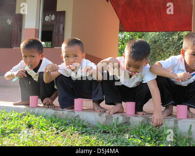 Schülerinnen und Schüler der Gerlinde Engels Schule sind die Zähne putzen, im Dorf Sikeud, Laos, 5. November 2012 abgebildet. Bürsten Zähne und Sport am Morgen sind Bestandteile des täglichen Ritual in der Schule, wo Gerlinde Engel ein strenges Regiment führt. Engel verwendet zum starten und verwalten Textilfabriken auf der ganzen Welt seit Jahren. Ihre letzte Station war in Laos, wo sie nun beschlossen hat, bleiben ein Stockfoto