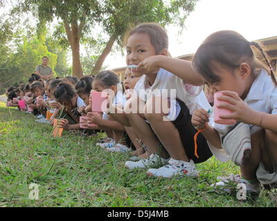 Schülerinnen und Schüler der Gerlinde Engels Schule sind die Zähne putzen, im Dorf Sikeud, Laos, 5. November 2012 abgebildet. Bürsten Zähne und Sport am Morgen sind Bestandteile des täglichen Ritual in der Schule, wo Gerlinde Engel ein strenges Regiment führt. Engel verwendet zum starten und verwalten Textilfabriken auf der ganzen Welt seit Jahren. Ihre letzte Station war in Laos, wo sie nun beschlossen hat, bleiben ein Stockfoto