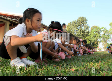 Schülerinnen und Schüler der Gerlinde Engels Schule sind die Zähne putzen, im Dorf Sikeud, Laos, 5. November 2012 abgebildet. Bürsten Zähne und Sport am Morgen sind Bestandteile des täglichen Ritual in der Schule, wo Gerlinde Engel ein strenges Regiment führt. Engel verwendet zum starten und verwalten Textilfabriken auf der ganzen Welt seit Jahren. Ihre letzte Station war in Laos, wo sie nun beschlossen hat, bleiben ein Stockfoto