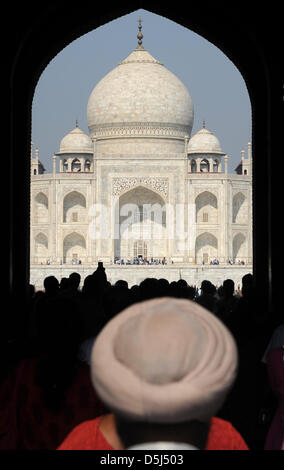 Ein Besucher steht am Eingang zu einem Tor mit Blick auf das Taj Mahal, dem berühmten weißen Marmor-Mausoleum, in Agra, Indien, 11. November 2012. Foto: Jens Kalaene Stockfoto