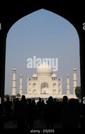 Besuchern steht am Eingang eines Tores mit Blick auf das Taj Mahal, dem berühmten weißen Marmor-Mausoleum, in Agra, Indien, 11. November 2012. Foto: Jens Kalaene Stockfoto