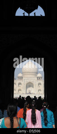 Besuchern steht am Eingang eines Tores mit Blick auf das Taj Mahal, dem berühmten weißen Marmor-Mausoleum, in Agra, Indien, 11. November 2012. Foto: Jens Kalaene Stockfoto