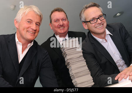 Düsseldorfer Architekten Christoph Ingenhoven (Ingenhoven Architekten, L), Tony Gulliver (zwar Property Group) und australischen Architekten Ray Brown des Amtes tituliert mit der Statue Award des International hoch steigen Award 2012 während einer Pressekonferenz in Frankfurt Main, Deutschland, 15. November 2012 posieren. Das Gebäude "1Bligh Straße" in Sydney, entworfen von den Architekten oben Stockfoto