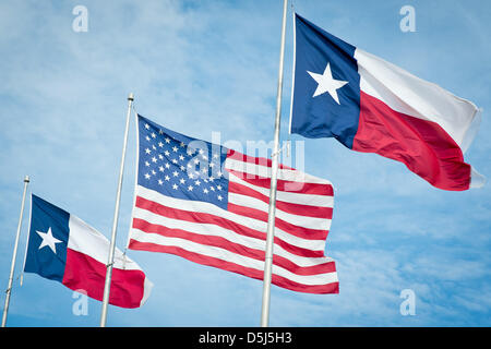 Einen US-amerikanischen Nationalflagge (C) und zwei Texas Zustand-Fahnen winken in Austin, Texas, USA, 13. November 2012. Die Formel 1 United States Grand Prix statt findet auf dem Circuit of The Americas in Austin am 18. November 2012. Foto: David Ebener dpa Stockfoto
