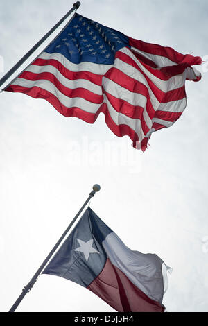 Einer US-amerikanischen Nationalflagge (nach oben) und ein Texas State Flag Welle in Austin, Texas, USA, 13. November 2012. Die Formel 1 United States Grand Prix statt findet auf dem Circuit of The Americas in Austin am 18. November 2012. Foto: David Ebener dpa Stockfoto