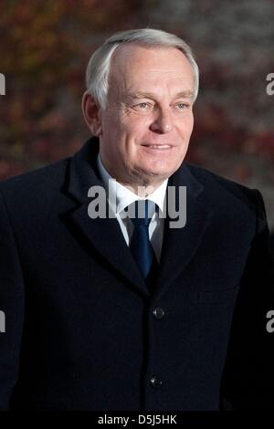 Französische Premierminister Jean-Marc Ayrault kommt im Bundeskanzleramt in Berlin, Deutschland, 15. November 2012. Ayrault ist zu einem offiziellen Besuch nach Berlin. Foto: ROBERT SCHLESINGER Stockfoto