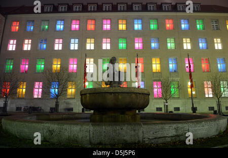 Die Fenster des Rathauses Neukölln sind bunt auf Karl-Marx-Straße in Berlin-Neukölln, Deutschland, 15. November 2012 beleuchtet. Das Lichterfest ist Teil des "Late Light Shopping" vom 15. bis 17. November 2012. Foto: Britta Pedersen Stockfoto