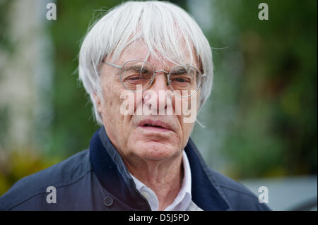 Britische Formel 1 Boss Bernie Ecclestone kommt das Fahrerlager auf dem Circuit of The Americas in Austin, Texas, USA, 15. November 2012. Die Formel 1 United States Grand Prix statt findet am 18. November 2012. Foto: David Ebener dpa Stockfoto