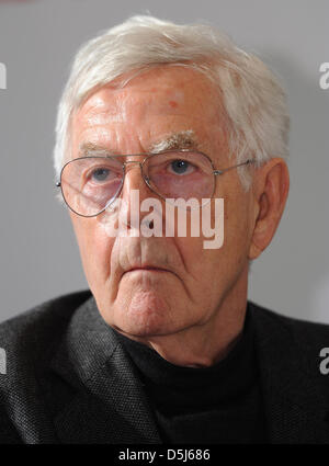 Architekt und Stadtplaner Albert Speer, Jr. sitzt im Rahmen einer Pressekonferenz für die internationalen Hochhaus Preis in Frankfurt Main, Deutschland, 15. November 2012. Sein Vater Albert Speer war Hitlers Architekt und eine wichtige Figur des Dritten Reiches. Foto: Arne Dedert Stockfoto