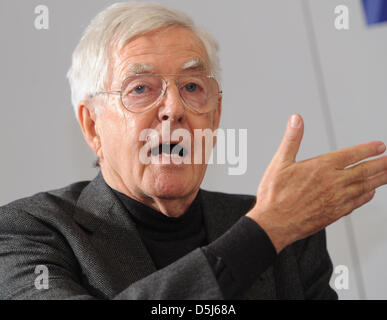 Architekt und Stadtplaner Albert Speer, Jr. sitzt im Rahmen einer Pressekonferenz für die internationalen Hochhaus Preis in Frankfurt Main, Deutschland, 15. November 2012. Sein Vater Albert Speer war Hitlers Architekt und eine wichtige Figur des Dritten Reiches. Foto: Arne Dedert Stockfoto