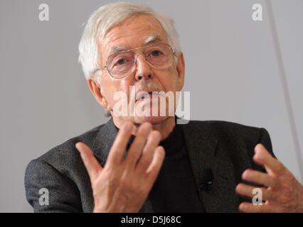 Architekt und Stadtplaner Albert Speer, Jr. sitzt im Rahmen einer Pressekonferenz für die internationalen Hochhaus Preis in Frankfurt Main, Deutschland, 15. November 2012. Sein Vater Albert Speer war Hitlers Architekt und eine wichtige Figur des Dritten Reiches. Foto: Arne Dedert Stockfoto