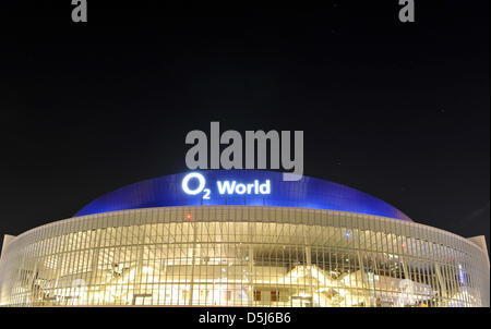 O2 World ist in der Nacht in Berlin, Deutschland, 13. Oktober 2012 beleuchtet. Foto: Paul Zinken Stockfoto
