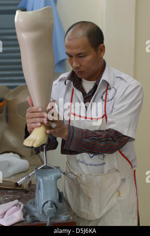 Eine Bein-Prothese ist bei der Dokumentation und Rehabilitations-Zentrum COPE für Opfer von Minen und Streumunition in Vientiane, Laos, 5. November 2012 abgeschlossen. COPE gegründet 1997, die Auswirkungen der Bombardements zu dokumentieren und zu den Opfern der Blindgänger aus dem Vietnamkrieg zu helfen. COPE unterstützt 1500 Patienten pro Jahr, von denen die Hälfte Opfer nicht explodierte Bomben sind. Foto Stockfoto