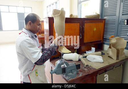 Eine Bein-Prothese ist bei der Dokumentation und Rehabilitations-Zentrum COPE für Opfer von Minen und Streumunition in Vientiane, Laos, 5. November 2012 abgeschlossen. COPE gegründet 1997, die Auswirkungen der Bombardements zu dokumentieren und zu den Opfern der Blindgänger aus dem Vietnamkrieg zu helfen. COPE unterstützt 1500 Patienten pro Jahr, von denen die Hälfte Opfer nicht explodierte Bomben sind. Foto Stockfoto