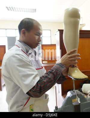 Eine Bein-Prothese ist bei der Dokumentation und Rehabilitations-Zentrum COPE für Opfer von Minen und Streumunition in Vientiane, Laos, 5. November 2012 abgeschlossen. COPE gegründet 1997, die Auswirkungen der Bombardements zu dokumentieren und zu den Opfern der Blindgänger aus dem Vietnamkrieg zu helfen. COPE unterstützt 1500 Patienten pro Jahr, von denen die Hälfte Opfer nicht explodierte Bomben sind. Foto Stockfoto