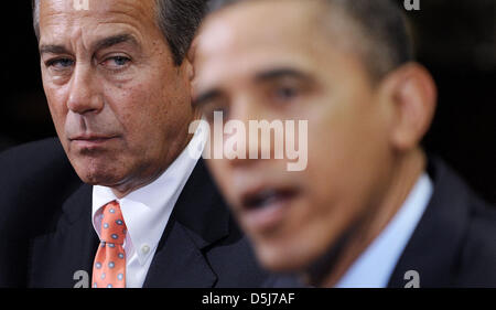 US-Präsident Barack Obama spricht bei einem Treffen mit parteiübergreifende Gruppe von Kongressführern als Sprecher des U.S. House John Boehner (Republikanische of Ohio) im Roosevelt Room des weißen Hauses am 16. November 2012 in Washington, DC zusieht. . Bildnachweis: Olivier Douliery / Pool über CNP Stockfoto