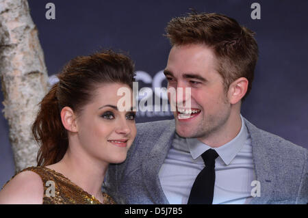 Schauspieler Kristen Stewart und Robert Pattinson kommen in der deutschen Erstaufführung von Vampirfilm "The Twilight Saga: Breaking Dawn   Teil 2' in Berlin, Deutschland, 16. November 2012. Der Film wird am 22. November 2012 in die deutschen Kinos kommen. Foto: Britta Pedersen Stockfoto