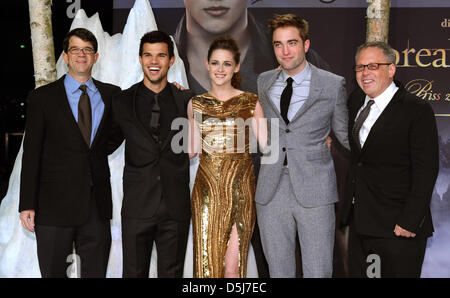 Produzent Wyck Godfrey (L-R), Schauspieler Taylor Lautner, Kristen Stewart, Robert Pattinson und Regisseur Bill Condon kommen in der deutschen Erstaufführung von Vampirfilm "Twilight Saga: Breaking Dawn   Teil 2' in Berlin, Deutschland, 16. November 2012. Die Filme kommen auf 22. November 2012 in die deutschen Kinos. Foto: Britta Pedersen Stockfoto