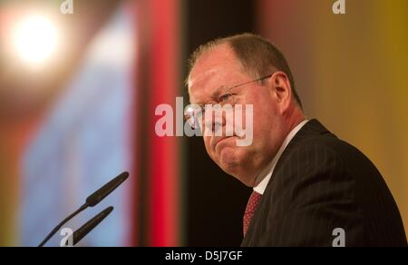 Designierten SPD-Kanzlerkandidat spricht Peer Steinbrück auf dem Leadership Meeting Wirtschaft 2012 organisiert von der Zeitung Sueddeutsche Zeitung im Hotel Adlon Austauschfläche, Deutschland, 17. November 2012. Das Treffen von Unternehmern, Führungskräften und Top-Politiker fand vom 17. bis zum 17. November 2012 unter dem Motto "Das neue Europa in eine neue Welt-Wirtschaft". Foto: SEBASTIAN KAHNERT Stockfoto