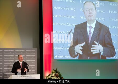 Designierten SPD-Kanzlerkandidat spricht Peer Steinbrück auf dem Leadership Meeting Wirtschaft 2012 organisiert von der Zeitung Sueddeutsche Zeitung im Hotel Adlon Austauschfläche, Deutschland, 17. November 2012. Das Treffen von Unternehmern, Führungskräften und Top-Politiker fand vom 17. bis zum 17. November 2012 unter dem Motto "Das neue Europa in eine neue Welt-Wirtschaft". Foto: SEBASTIAN KAHNERT Stockfoto