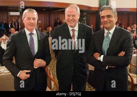 CO-CEO der Deutschen Bank, Juergen Fitschen (L-R), als SPD-Kanzlerkandidat Peer Steinbrück und co-CEO der Deutschen Bank Anshu Jain stehen neben einander auf dem Leadership Meeting Wirtschaft 2012 organisiert von der Zeitung Sueddeutsche Zeitung im Hotel Adlon Austauschfläche, Deutschland, 17. November 2012. Die Unternehmer, Manager und Top-Politiker fand Platz f Stockfoto