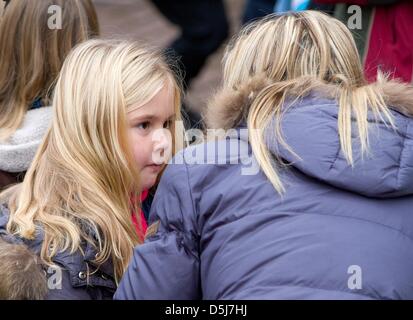 Dutch Princess Maxima (R) und ihre Tochter Amalia sind für Sinterklaas und seinen Zwarte Pieten in den Hafen von Scheveningen, Niederlande, 17. November 2012 während der Veranstaltung willkommen abgebildet. Foto: Patrick van Katwijk Niederlande Stockfoto