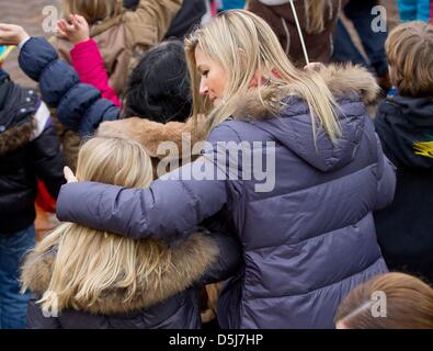 Dutch Princess Maxima (R) und ihre Tochter Amalia sind für Sinterklaas und seinen Zwarte Pieten in den Hafen von Scheveningen, Niederlande, 17. November 2012 während der Veranstaltung willkommen abgebildet. Foto: Patrick van Katwijk Niederlande Stockfoto