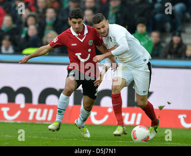 Fußball Bundesliga, 12. Spieltag, Hannover 96 - SC Freiburg bin 17.11.2012 in der AWD-Arena in Hannover. Hannovers Lars Stindl (l) Kämpft Mit Dem Freiburger Daniel Caligiuri äh Höhle Ball. Foto: Carmen Jaspersen Dpa - (Achtung! Hinweis Zur Bildnutzung! Die DFL Erlaubt sterben Weiterverwertung von maximal 15 Fotos (Keine Sequenzbilder Und Keine Fotostrecken) Studienabschnitte des phonen (Einschließl Stockfoto