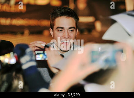 Schauspieler Robert Pattinson gibt Interviews bei der Premiere des Films "Breaking Dawn 2" in Berlin, Deutschland, 16. November 2012. Foto: Paul Zinken Stockfoto