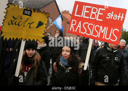 Demonstranten mit einem Banner, die fordern "Liebe statt Rassismus" besuchen die Demonstration Mölln 92 im Stadt Zentrum von Mölln, Deutschland, 17. November 2012. Die Proteste März gliedert sich in Erinnerung von drei Opfern des Rechtsextremismus im Jahr 1992. Foto: Malte Christen Stockfoto