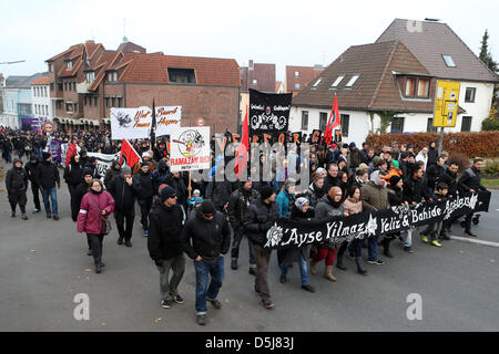 Demonstranten mit einem Banner besuchen die Demonstration Mölln 92 im Stadt Zentrum von Mölln, Deutschland, 17. November 2012. Die Proteste März gliedert sich in Erinnerung von drei Opfern des Rechtsextremismus im Jahr 1992. Foto: Malte Christen Stockfoto