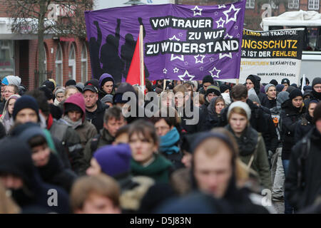 Demonstranten mit einem Banner besuchen die Demonstration Mölln 92 im Stadt Zentrum von Mölln, Deutschland, 17. November 2012. Die Proteste März gliedert sich in Erinnerung von drei Opfern des Rechtsextremismus im Jahr 1992. Foto: Malte Christen Stockfoto