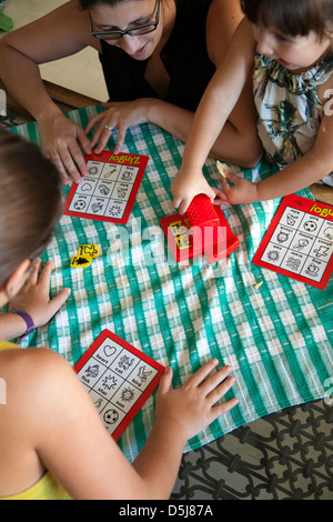 Familie Kinder Brettspiel Zingo auf Loungetisch Stockfoto