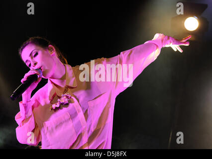 Sängerin Lena Meyer-Landrut steht auf der Bühne im Theaterhaus in Stuttgart, Deutschland, 2. April 2013. Das Konzert in Stuttgart startete Lenas "Niemand kann fangen wir" Deutschland-Tournee. Foto: Daniel Bockwoldt Stockfoto